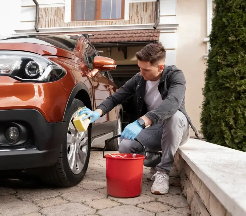 Lavage auto à domicile Ponts sur Seulles : professionnel intervenant sur un véhicule